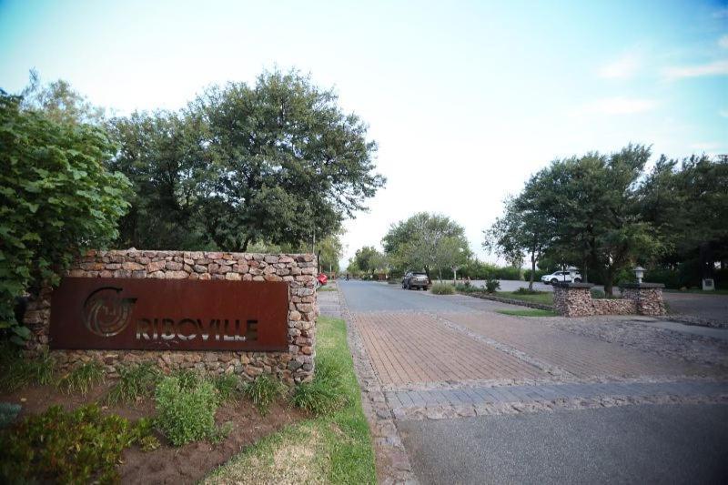 Riboville Boutique Hotel And Restaurant Midrand Exterior photo